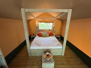 Łóżko lub łóżka w pokoju w obiekcie CAMPING ETXARRI