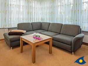 ein Wohnzimmer mit einer Couch und einem Couchtisch in der Unterkunft Villen am Goethepark, Villa Christiane, Whg. 04 - Lena in Heringsdorf + 9 Fotos