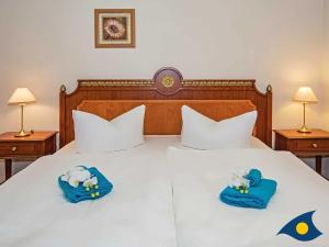Ein Bett oder Betten in einem Zimmer der Unterkunft Villen am Goethepark, Villa Christiane, Whg. 04 - Lena