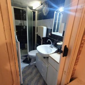 a bathroom with a sink and a toilet and a mirror at S+2 skanes RDC enozha in Monastir