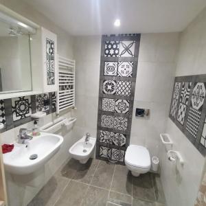 łazienka z umywalką i toaletą w obiekcie S+2 skanes RDC enozha w mieście Monastir