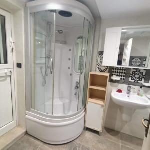 W łazience znajduje się prysznic i umywalka. w obiekcie S+2 skanes RDC enozha w mieście Monastir