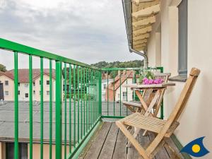 - un balcon avec une table et des chaises dans l'établissement Villa Waldblick Whg 08, à Bansin