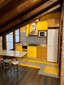 A kitchen or kitchenette at Posada la Leyenda