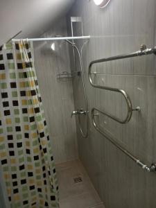 y baño con ducha y cortina de ducha. en ROOMS FOR RENT, en Panevėžys
