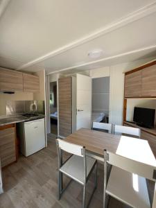 Kuchnia lub aneks kuchenny w obiekcie CAMPING ETXARRI