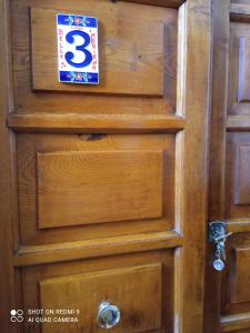 una puerta de madera con una señal de número. en Bella 'Mbriana en Avellino