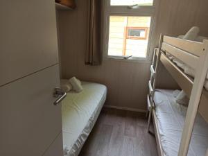 Łóżko lub łóżka w pokoju w obiekcie CAMPING ETXARRI