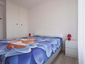 レ・サ​​ーブル・ドロンヌにあるAppartement Les Sables-d'Olonne, 3 pièces, 6 personnes - FR-1-92-758のベッドルーム1室(青い掛け布団付きのベッド1台付)