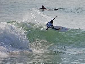 レ・サ​​ーブル・ドロンヌにあるAppartement Les Sables-d'Olonne, 3 pièces, 6 personnes - FR-1-92-758の波乗り男