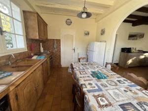 Villa Arcachon, 4 pièces, 6 personnes - FR-1-374-47にあるキッチンまたは簡易キッチン