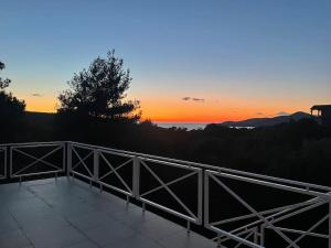 uma vista para o pôr-do-sol a partir da varanda de uma casa em Villa Thetis em Bigovo