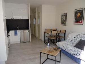 Televízia a/alebo spoločenská miestnosť v ubytovaní Sol-y-Days Baroncelli, Appartement rénové avec vue latérale sur mer et proche du centre ville
