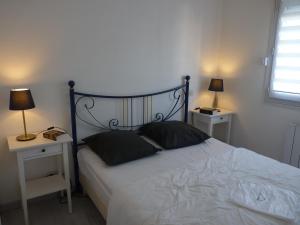 Posteľ alebo postele v izbe v ubytovaní Sol-y-Days Baroncelli, Appartement rénové avec vue latérale sur mer et proche du centre ville