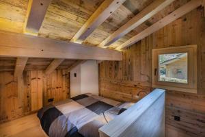 ein Schlafzimmer in einem Blockhaus mit einem großen Bett in der Unterkunft Chalet Pierre d Anatase in Saint-Gervais-les-Bains