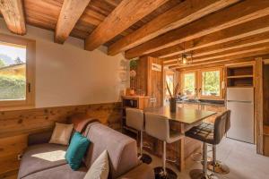 eine Küche und ein Wohnzimmer mit einem Tisch und einem Sofa in der Unterkunft Chalet Pierre d Anatase in Saint-Gervais-les-Bains