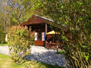 a house with a table and chairs in front of it at OAK 2 Bedroom Lodge in Kingsnorth