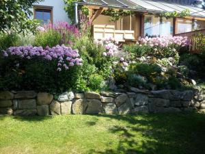Rinchnach的住宿－FW Rettenberger，鲜花和石墙花园
