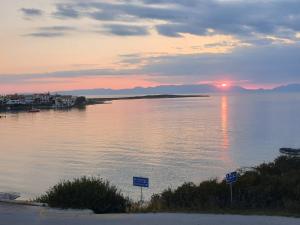 阿漢涅羅斯的住宿－Sea View Holiday House，一大片水体,背景是日落