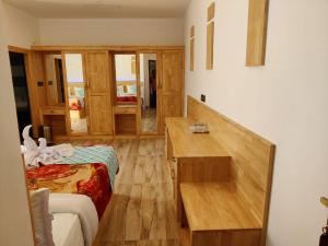 Habitación con cama y escritorio. en Ivy paradise cottage (IV cottage) en Munnar