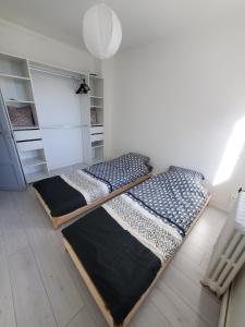 3 camas sentadas en el suelo en una habitación en Maison au pied du château, en Châteaudun