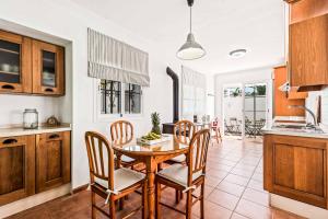 A kitchen or kitchenette at Villa El Algarrobo