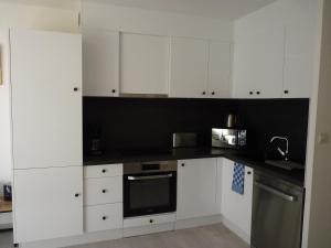 Kuchyňa alebo kuchynka v ubytovaní Sol-y-Days Baroncelli, Appartement rénové avec vue latérale sur mer et proche du centre ville