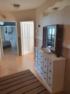 W łazience znajduje się komoda z umywalką i lustrem. w obiekcie Maisonettewohnung Strandburg w mieście Lubmin