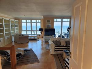 a living room with a couch and a television at Maisonettewohnung Strandburg in Lubmin