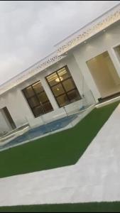 Der Swimmingpool an oder in der Nähe von شالية الجوهرة