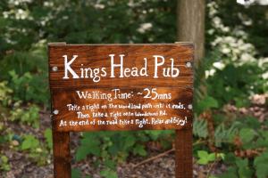 un cartel que dice que los reyes se sumergen en un jardín en ROSE - 2 Bedroom Cottage en Kingsnorth