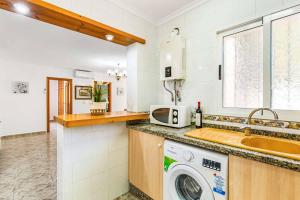 Kuchyň nebo kuchyňský kout v ubytování Villa Enzo Moraira