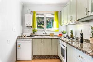 Kuchyň nebo kuchyňský kout v ubytování Villa Enzo Moraira
