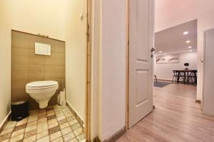 ein Bad mit WC in einem Zimmer in der Unterkunft Cute Gallery Flat in Király Street in Budapest