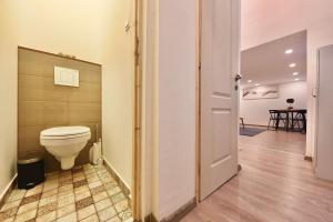 Kúpeľňa v ubytovaní Cute Gallery Flat in Király Street