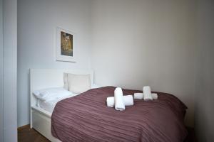 ウィーンにあるBeautiful Restored - Close To Metro - IIのベッドルーム1室(枕3つ付)