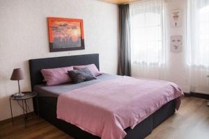 una camera con un letto con due cuscini sopra di Hotel zur Klause a Saarbrücken