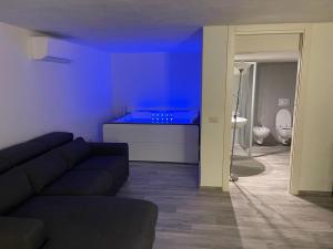 Posedenie v ubytovaní Charming farmhouse in the hills, private pool, sea view, dream panorama