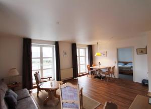 een woonkamer met een bank en een tafel bij Skipper Appartements in Niendorf