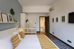 sala de estar con sofá blanco y TV en Dante 9 by Wonderful Italy, en Génova