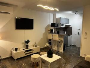 salon z telewizorem na ścianie w obiekcie Chez Julien & Ornella w mieście Saint-Laurent-du-Var