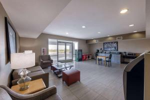 uma grande sala de estar com um sofá e uma mesa em Super 8 by Wyndham Quartzsite AZ em Quartzsite