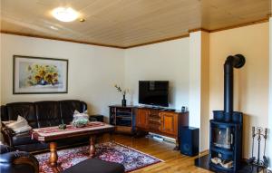 uma sala de estar com um sofá e um fogão a lenha em 2 Bedroom Gorgeous Home In Uetze em Uetze