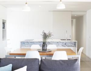 a kitchen and dining room with a table and chairs at Quinta Milhão - Casa do Pomar in Guimarães