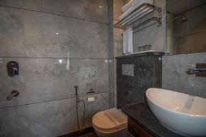 Koupelna v ubytování Hotel Ramaya Inn