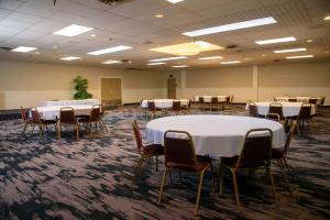 una grande stanza con tavoli e sedie di Quality Inn a Lewisburg