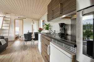 cocina con fregadero y encimera en First Camp Skovlund Camping & Cottages, en Båring