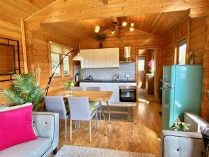 Dapur atau dapur kecil di Yealm Cabin Self Catering Log Cabin in Devon with Hot Tub +29 gambar