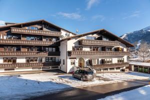 een gebouw waar een auto voor geparkeerd staat bij Haus Excelsior Top 30 in Seefeld in Tirol