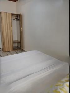 ein Bett in einem Zimmer schließen in der Unterkunft Zuri Stays Machakos Town in Machakos